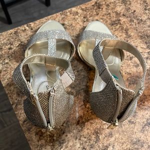 Brand new without tags bandolino heels. Gold color with silver bling.